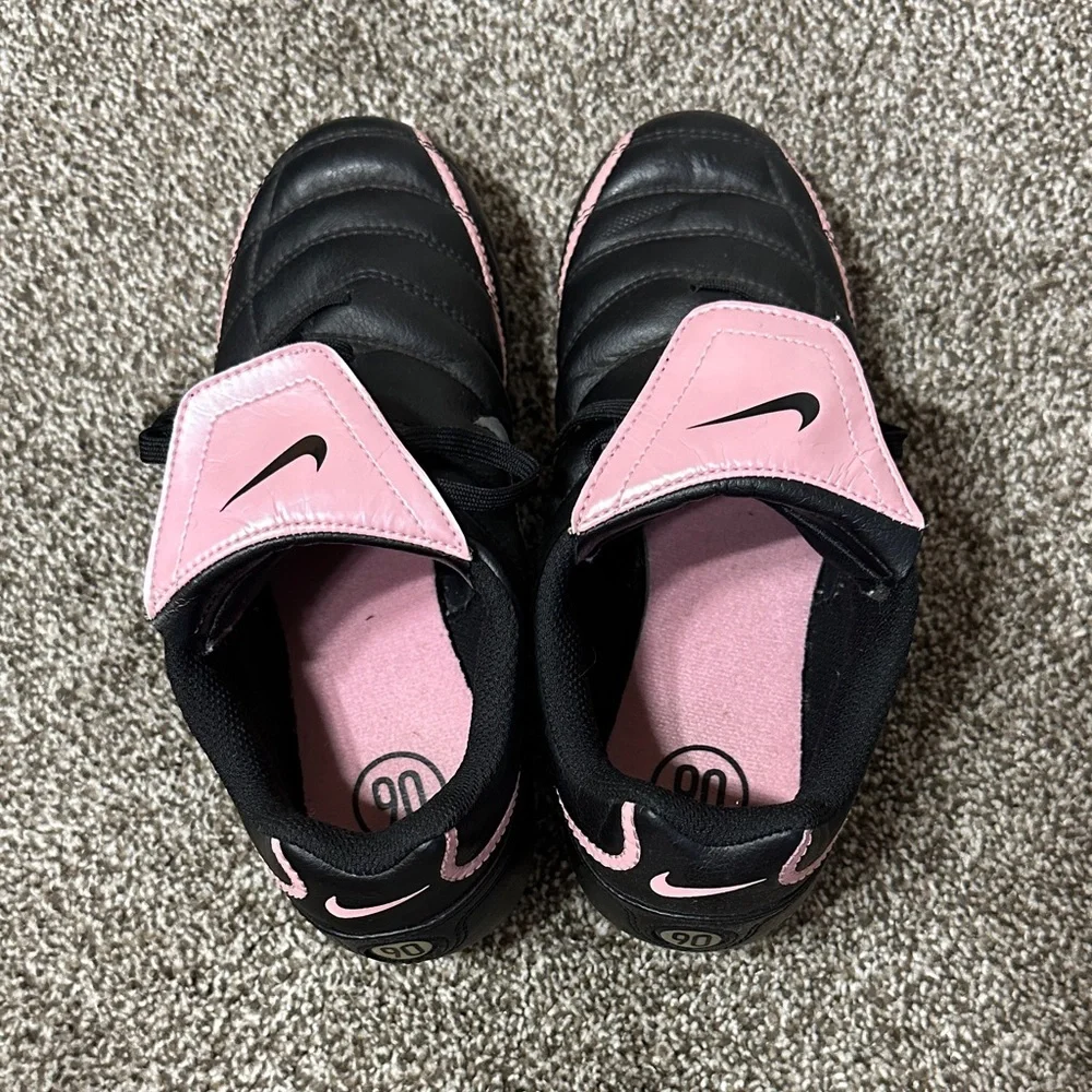 Nike Noventa Kids Black Sneakers with Pink Accents 3Y